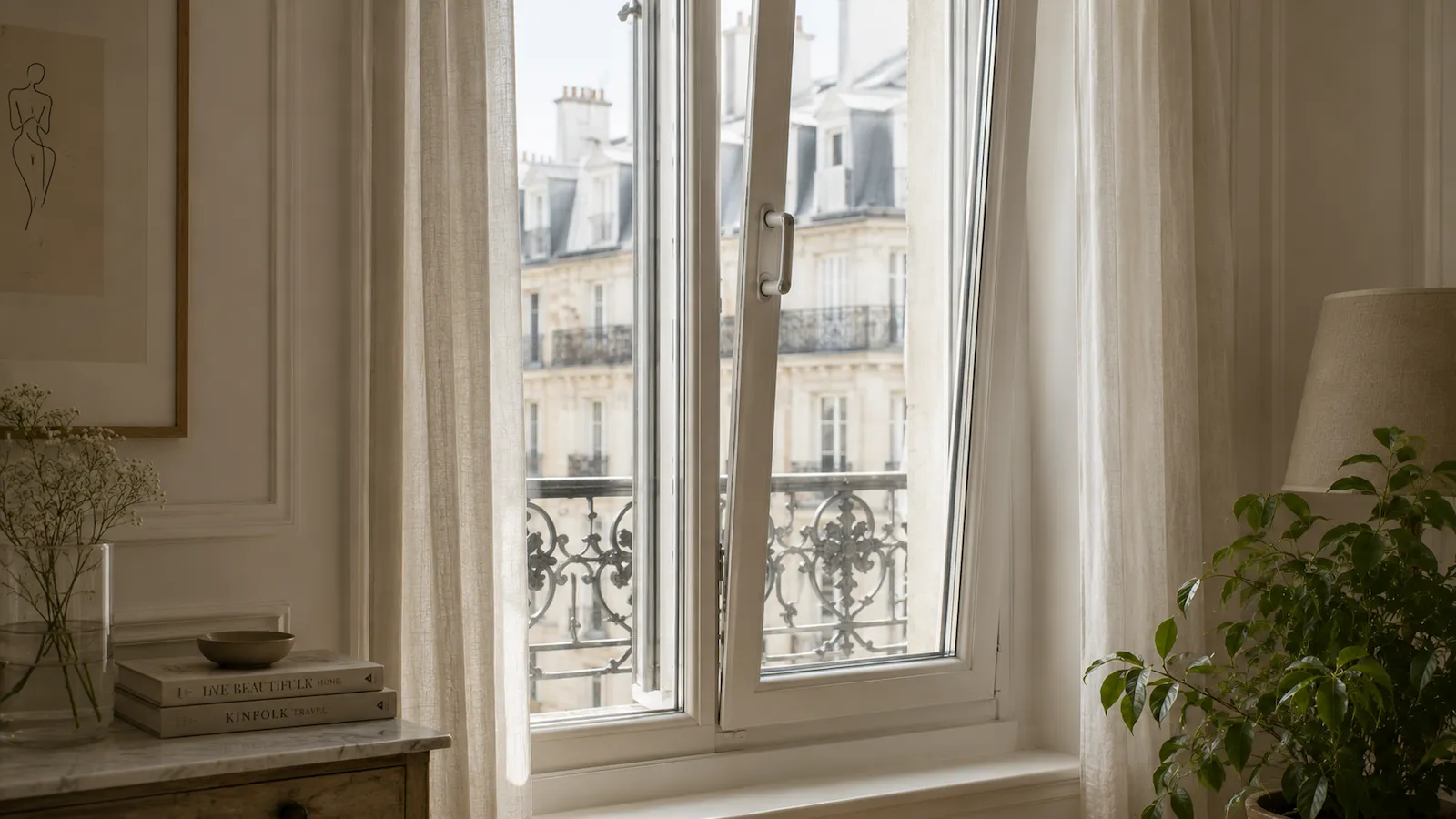 Fenêtre oscillo-battante entrouverte dans un appartement haussmannien parisien, illustrant un risque fréquent pour les chats vivant en appartement.