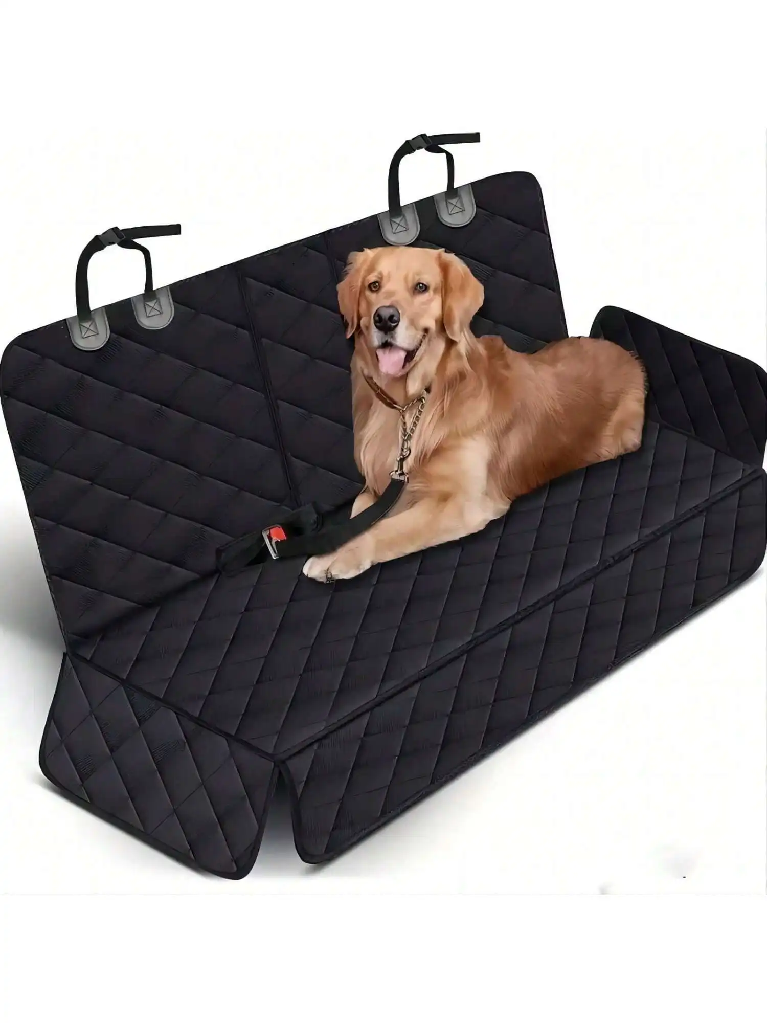 Golden retriever couché sur une housse de banquette noire matelassée, posée à plat sur fond blanc