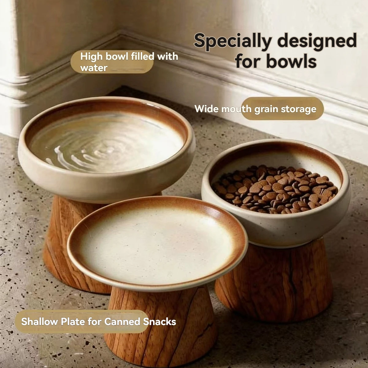 Trois gamelles en céramique beige à bord brun sur socle en bois : eau, croquettes et assiette plate