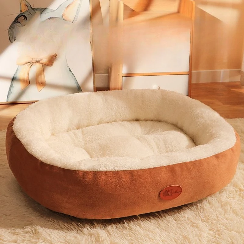 Panier rond en peluche crème à bord marron posé sur un parquet, devant un meuble en bois