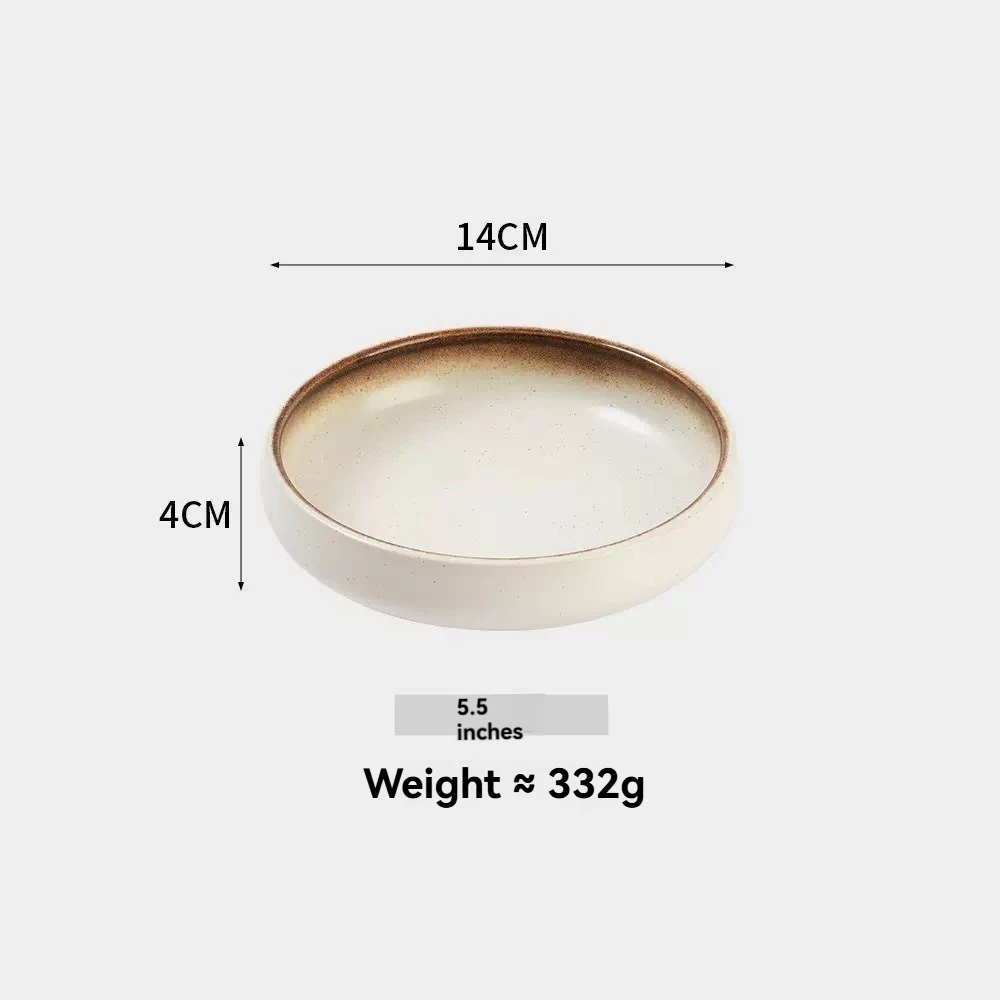 Gamelle basse en céramique beige à bord brun vue en biais, avec flèches de dimensions et poids indiqués