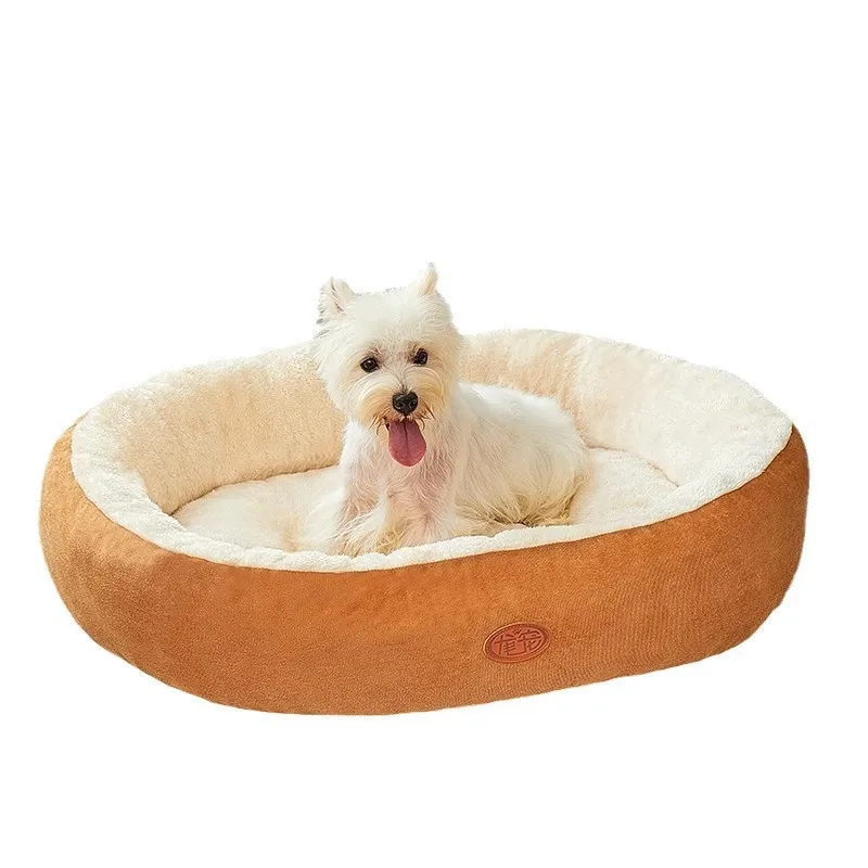 Chien blanc assis la langue sortie dans un panier en peluche crème à bord marron, sur fond blanc