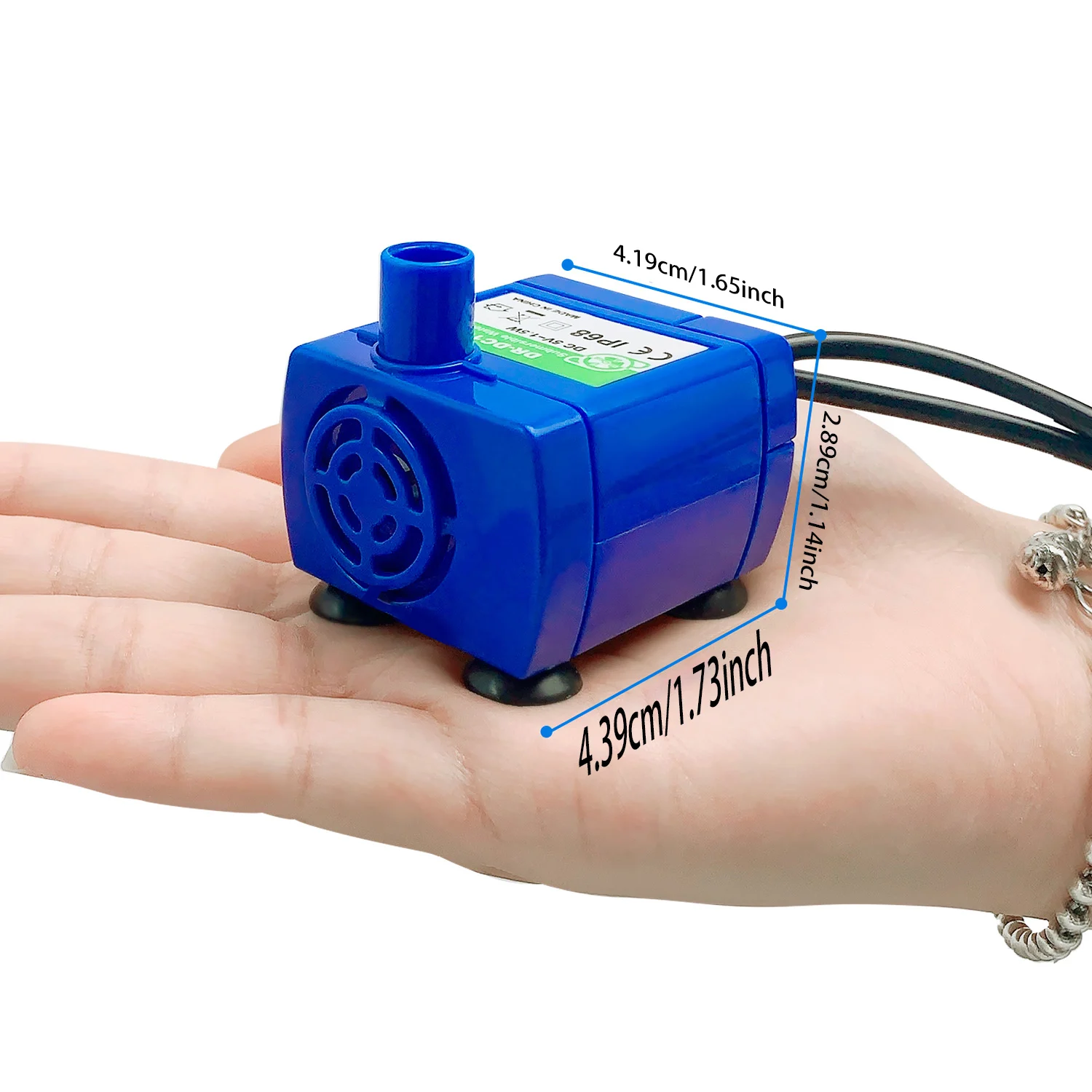 Petite pompe à eau bleue pour fontaine, posée dans la paume d'une main pour montrer sa taille