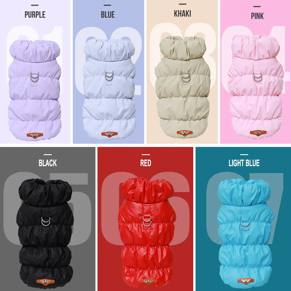 Sept manteaux matelassés pour chien en violet, bleu, beige, rose, noir, rouge et bleu ciel, présentés sur fonds colorés