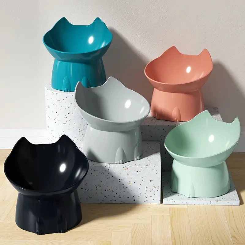Cinq gamelles surélevées pour chat en forme de tête de chat, en bleu, rose, gris, vert et noir