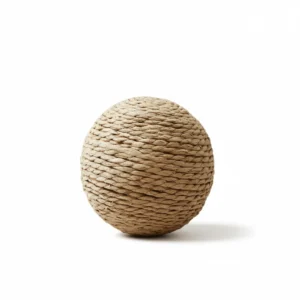 Balle griffoir en corde de sisal naturel, vue de face sur fond blanc
