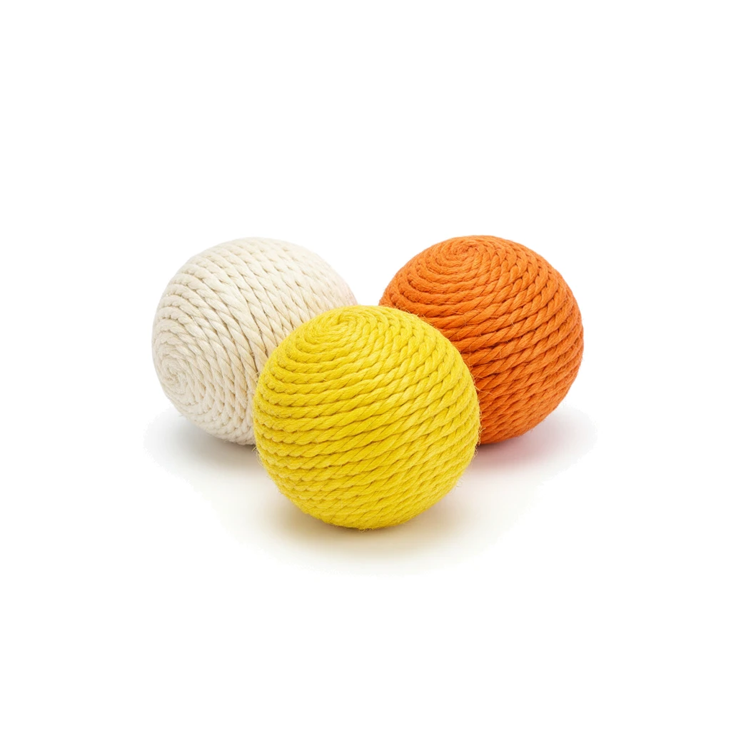 Balles en corde de sisal pour chat, crème, jaune et orange, enroulées serré.