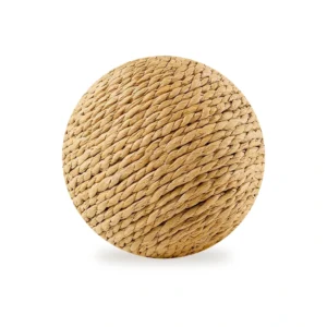 Balle en fibre de sisal tressée beige sur fond blanc