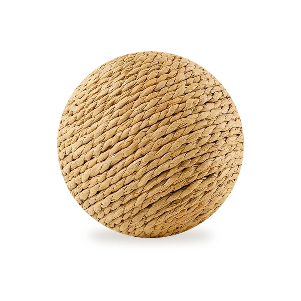 Balle en fibre de sisal tressée beige sur fond blanc