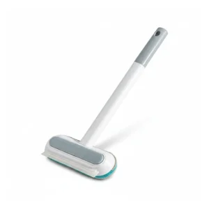 Brosse à long manche blanc et gris, tête rectangulaire avec raclette transparente et face éponge turquoise, sur fond blanc
