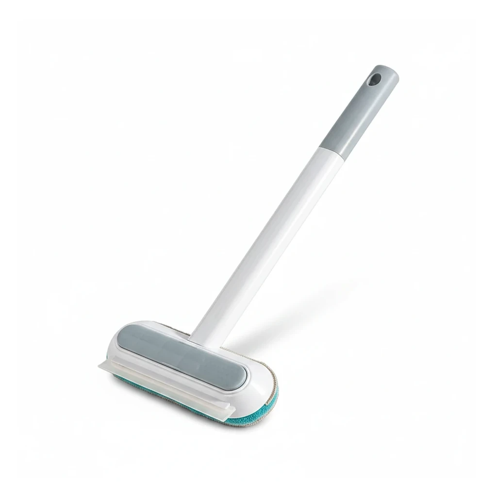 Brosse à long manche blanc et gris, tête rectangulaire avec raclette transparente et face éponge turquoise, sur fond blanc