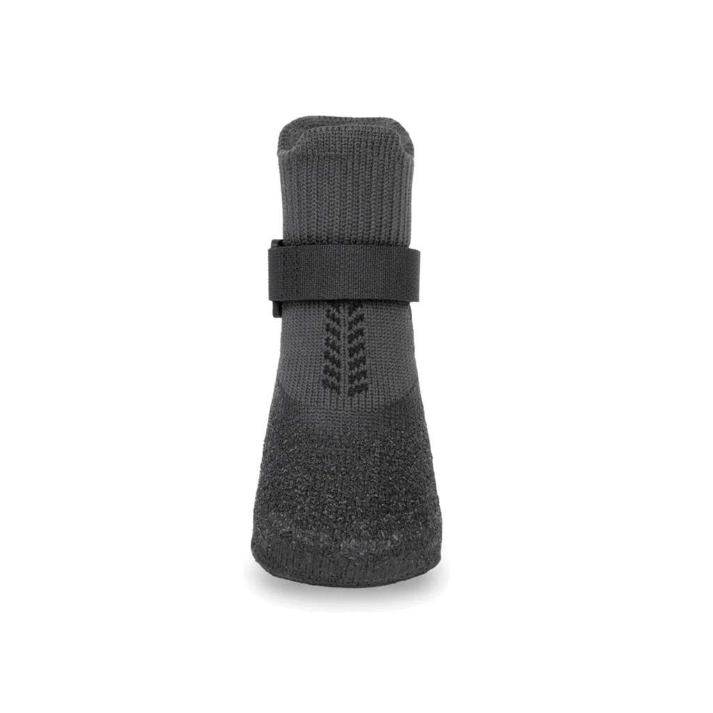 Chaussette de protection en tricot gris-noir pour chien, avec sangle velcro et semelle texturée.