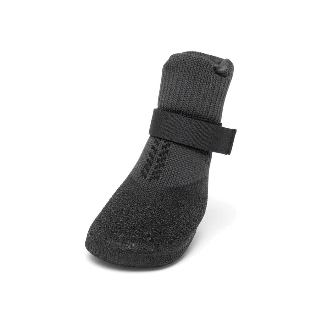 Chaussette de protection gris-noir pour chien, vue de trois quarts sur la sangle velcro et le tricot côtelé.