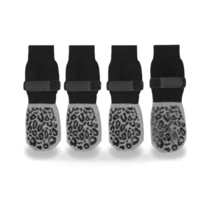 Quatre chaussettes pour chien noires à semelle grise motif léopard, sur fond blanc