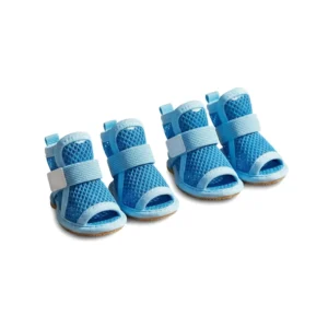 Lot de 4 chaussures en maille bleue pour chien, sangle velcro et semelle antidérapante dorée, sur fond blanc