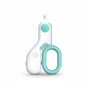Coupe-ongles blanc à anneau turquoise, bouton marche-arrêt et embout transparent, posé sur fond blanc