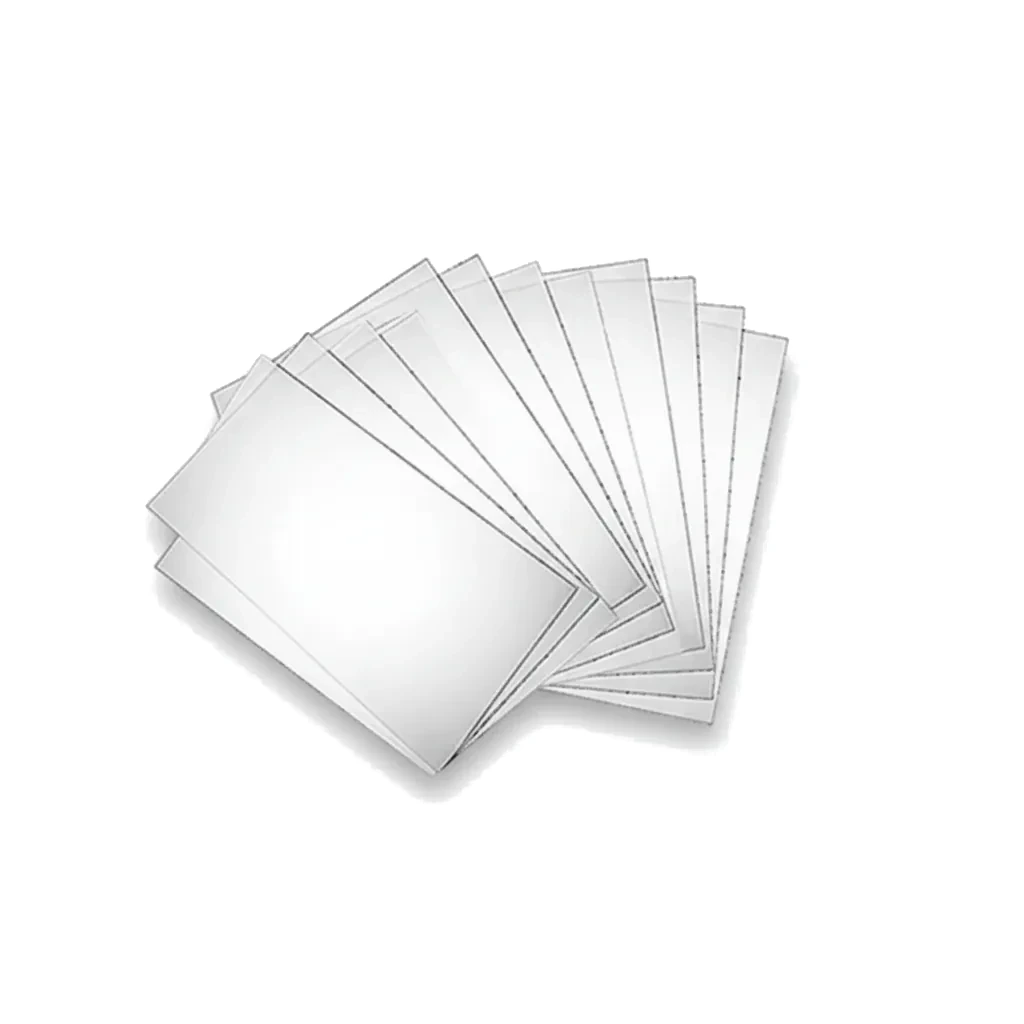 Feuilles de film adhésif transparent disposées en éventail sur fond blanc