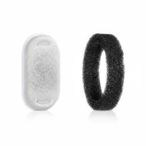 Filtre ovale blanc et éponge annulaire noire pour fontaine à eau pour chat, sur fond blanc