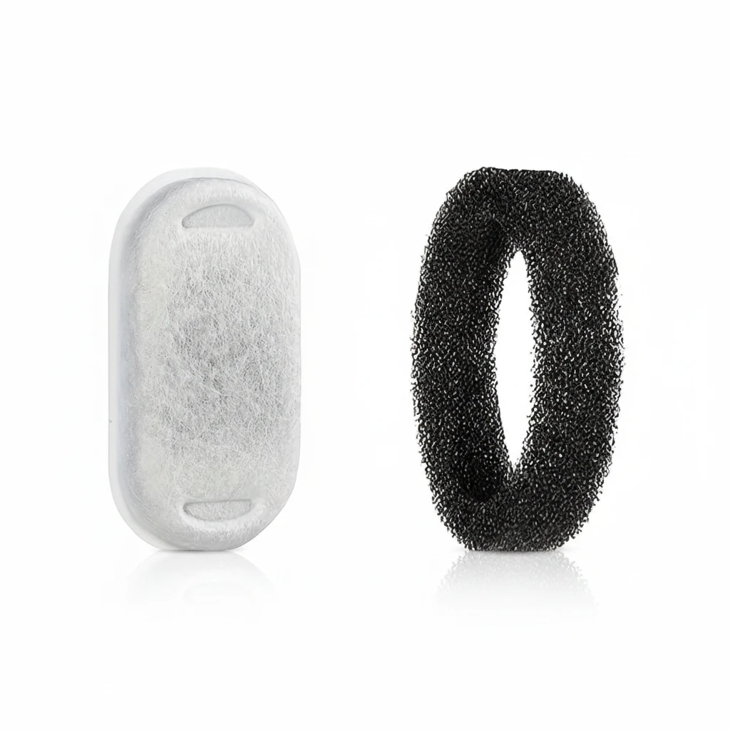 Filtre ovale blanc et éponge annulaire noire pour fontaine à eau pour chat, sur fond blanc