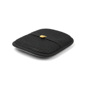 Gant de toilettage noir en maille alvéolée avec sangle élastique et languette jaune, vue de trois quarts sur fond blanc