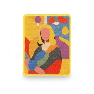 Panneau mural tissé à bord noir, motif de portrait abstrait aux cheveux jaunes, sur fond blanc