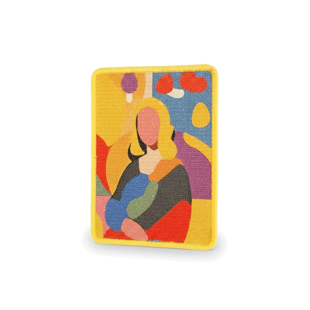 Griffoir mural en sisal pour chat, motif portrait Mona Lisa stylisé, bordure jaune.