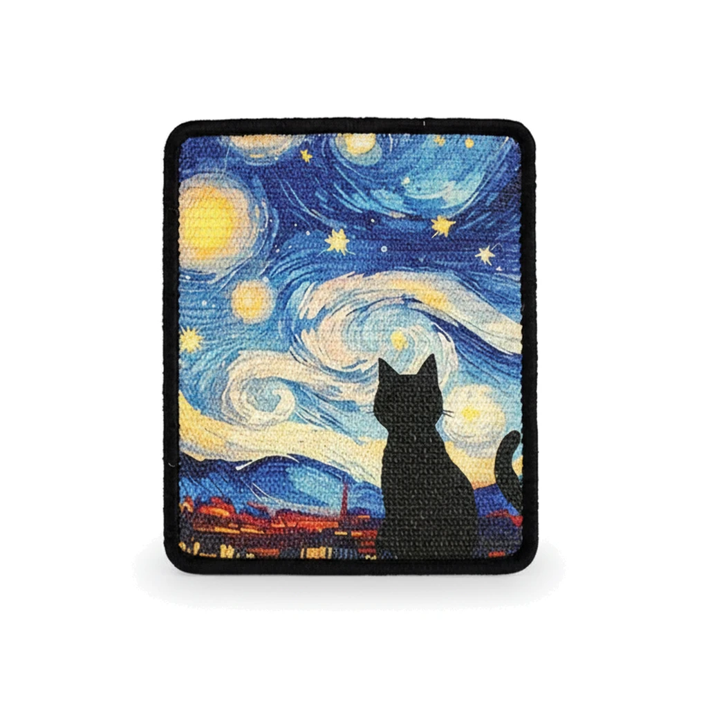 Griffoir mural en sisal pour chat, motif ciel étoilé avec silhouette de chat noir.