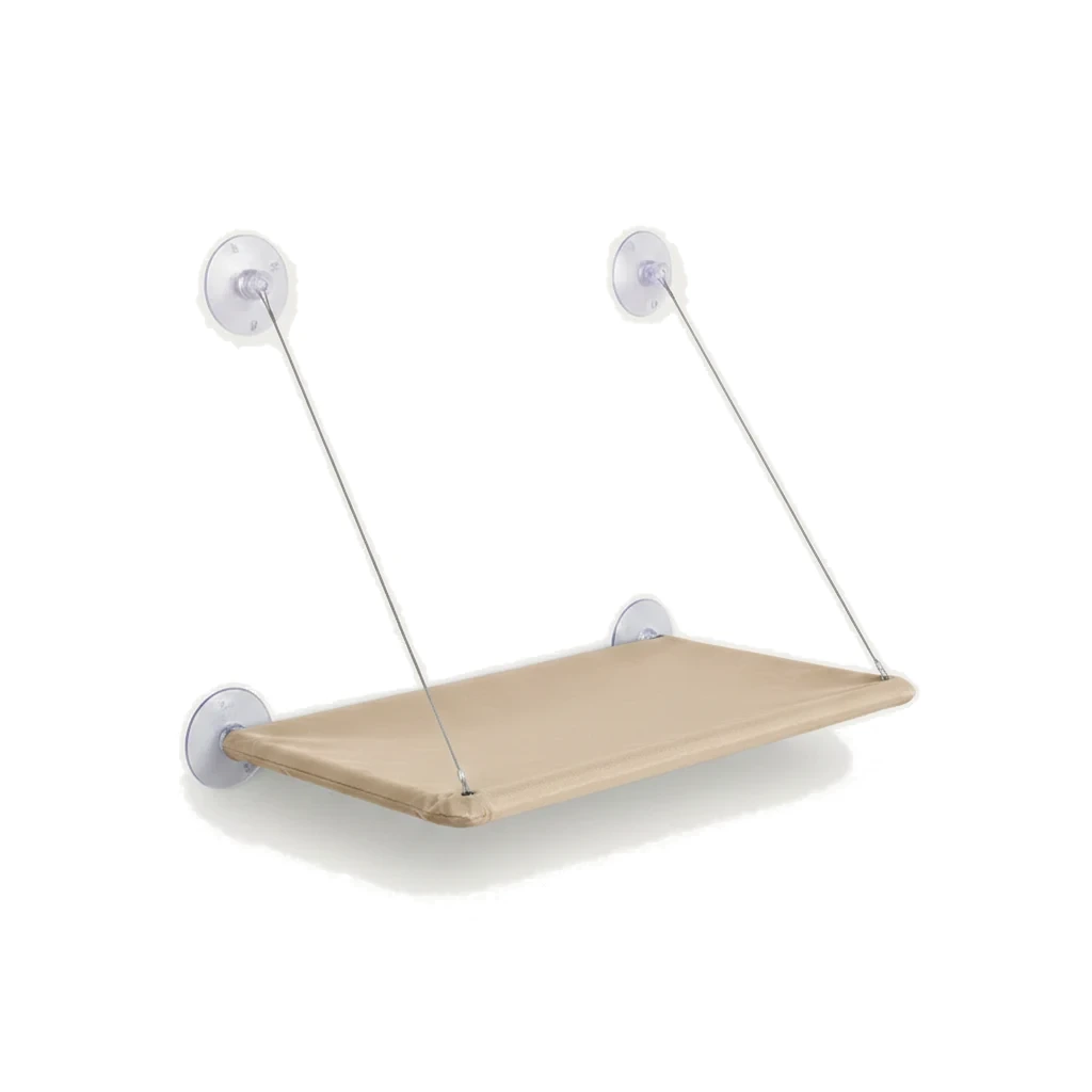Hamac de fenêtre pour chat beige fixé par quatre ventouses et deux câbles, sur fond blanc
