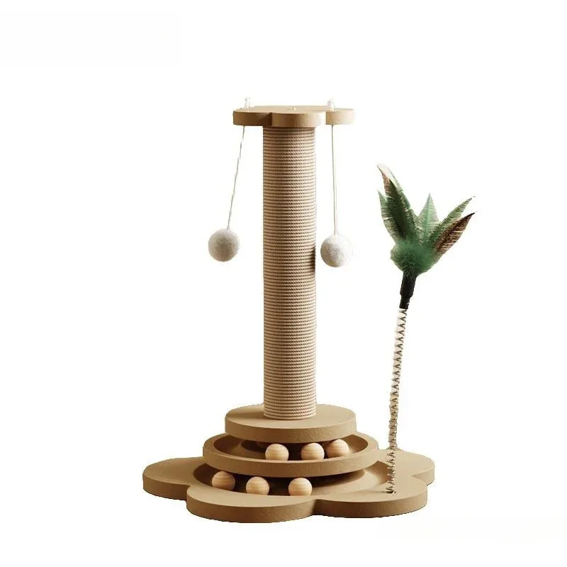 Jouet en bois avec poteau en sisal, plateau à billes et plume verte sur fond blanc