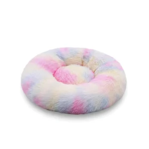 Lit rond en peluche tie-dye rose, bleu, crème et jaune, vu de dessus sur fond blanc