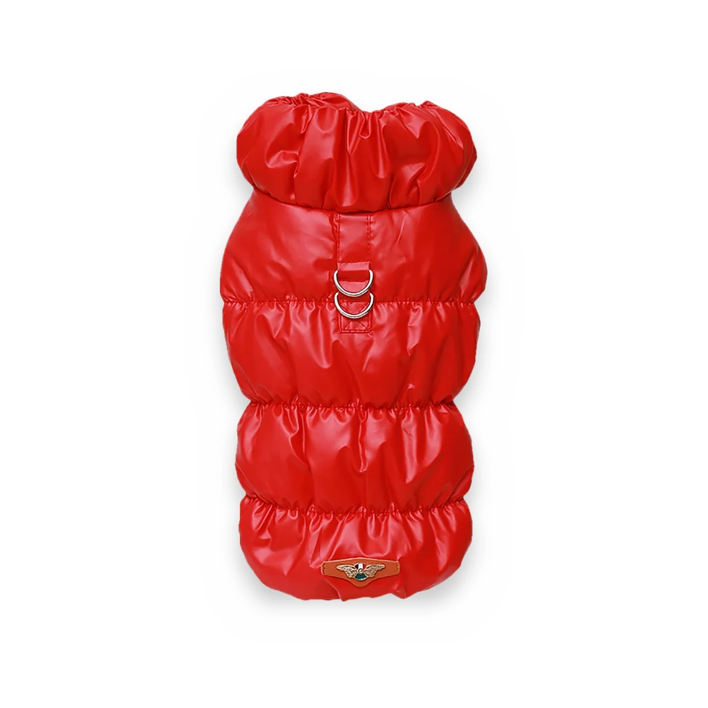 Manteau matelassé rouge pour chien, col froncé, anneaux métalliques et écusson en cuir, sur fond blanc