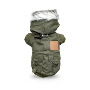 Manteau d'hiver kaki à capuche bordée de fausse fourrure, vu de dos, sur fond blanc