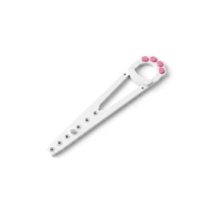 Loquet ouvre-porte blanc à tête en anneau ornée de plots roses en forme de patte, posé à plat sur fond blanc