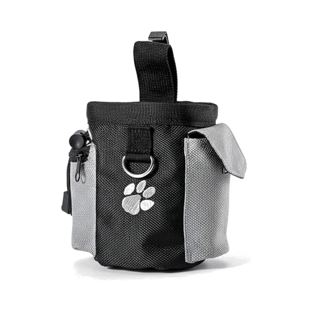 Sac banane de dressage noir à flancs gris, avec sangle, anneau métallique et patte brodée, sur fond blanc