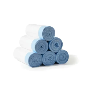 Rouleaux de sacs de rechange pour litière automatique empilés en pyramide sur fond blanc
