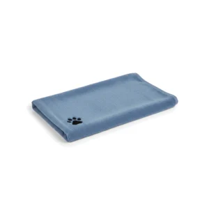 Serviette microfibre bleue avec patte brodée noire, pliée, pour sécher chien et chat