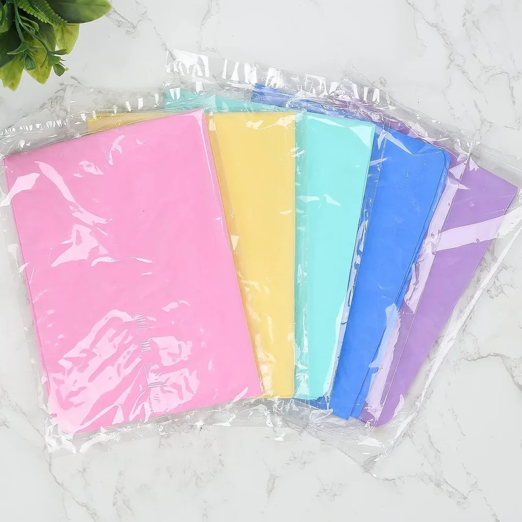 Serviettes de séchage de cinq coloris alignées dans leur sachet transparent