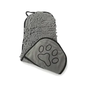 Serviette de séchage grise en microfibre chenille, repliée sur un rabat à patte brodée, avec sa boucle de suspension