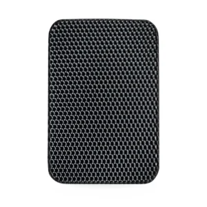 Tapis de bac à litière noir à alvéoles hexagonales, vu du dessus sur fond blanc