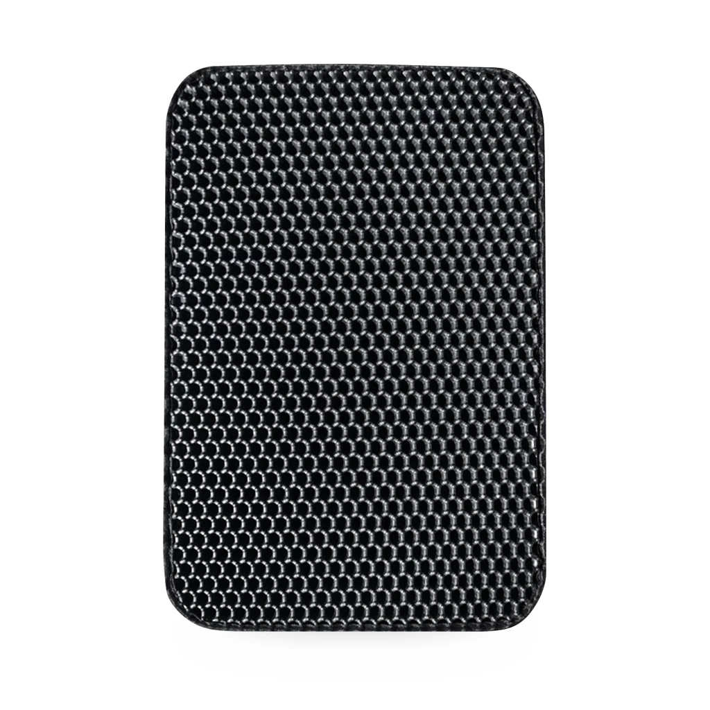 Tapis de bac à litière noir à alvéoles hexagonales, vu du dessus sur fond blanc