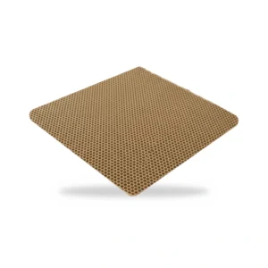 Tapis de litière kaki à motif nid d'abeille, vu en perspective sur fond blanc