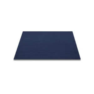 Tapis protège-canapé bleu marine à fines côtes, vu de trois quarts sur fond blanc